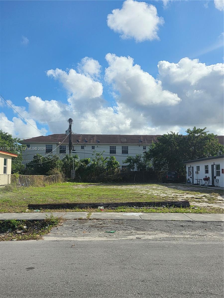 Great location Vacant lot, ready to build, duplex or fourplex, residential area. In Hallandale Beach, one of the few lots there in the area.