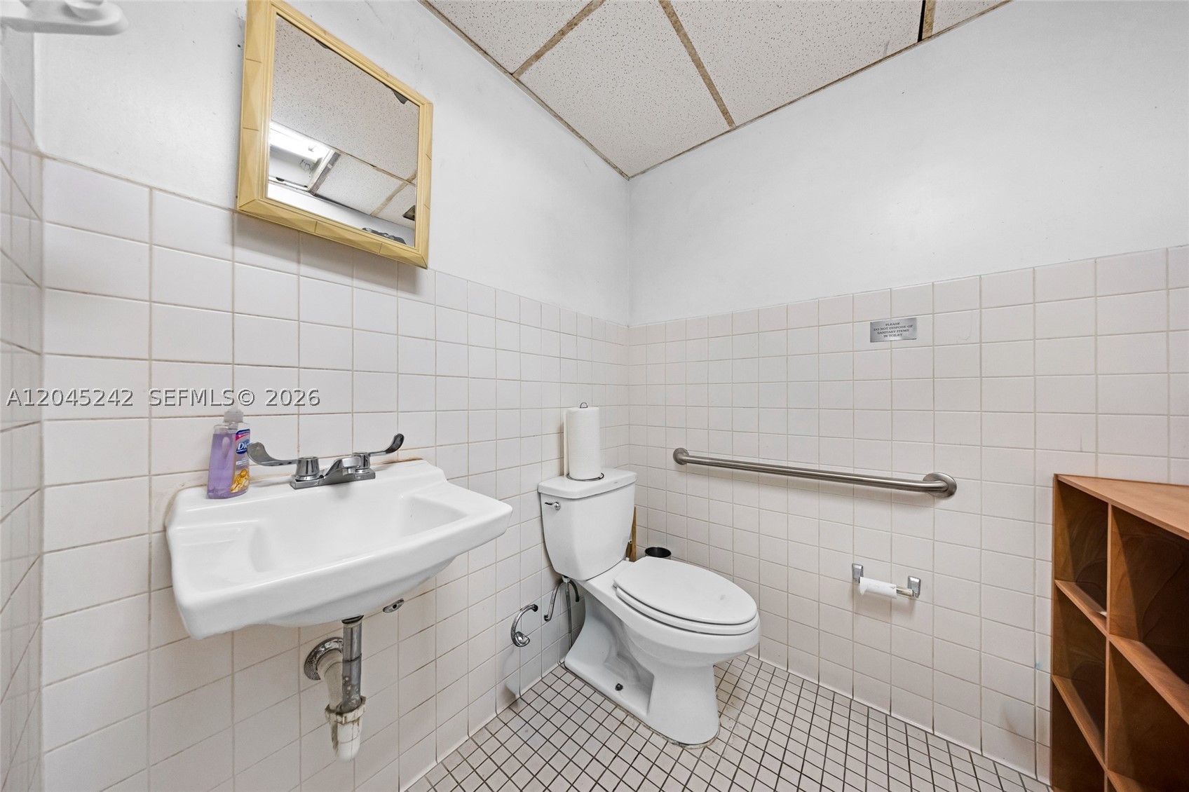 Main image without alt text