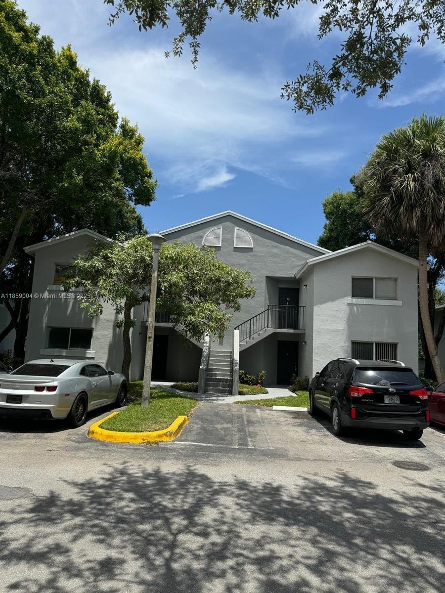 Beautiful 3/2 large corner villa on 1st Floor, open balcony with lake view at back, newer appliances, freshly painted, wood floors. Complex includes 3 Pools, 2 Gyms, 24/7 security patrol very easy access from Belvedere Rd. Conveniently located near schools, shops main roads. Available 9/1