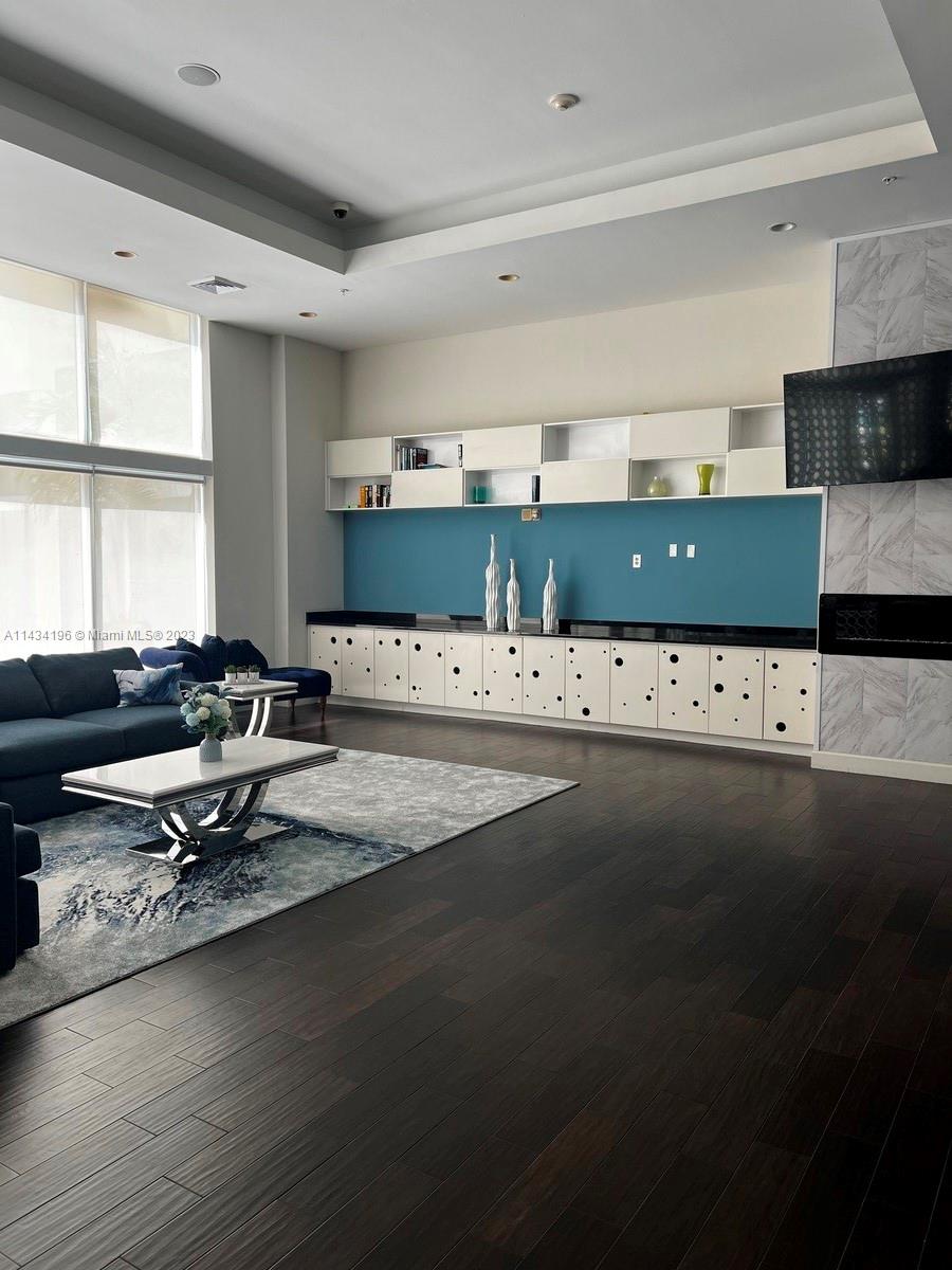 VENTURE AT AVENTURA WEST - Residential