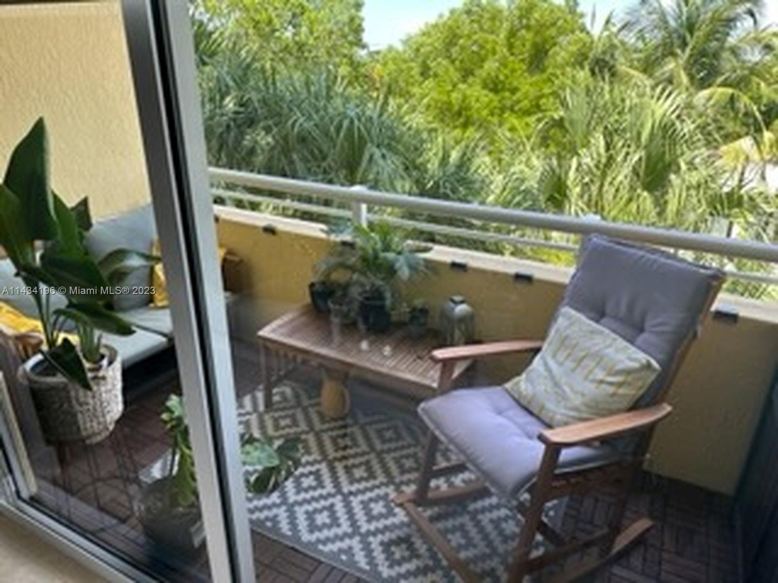 VENTURE AT AVENTURA WEST - Residential