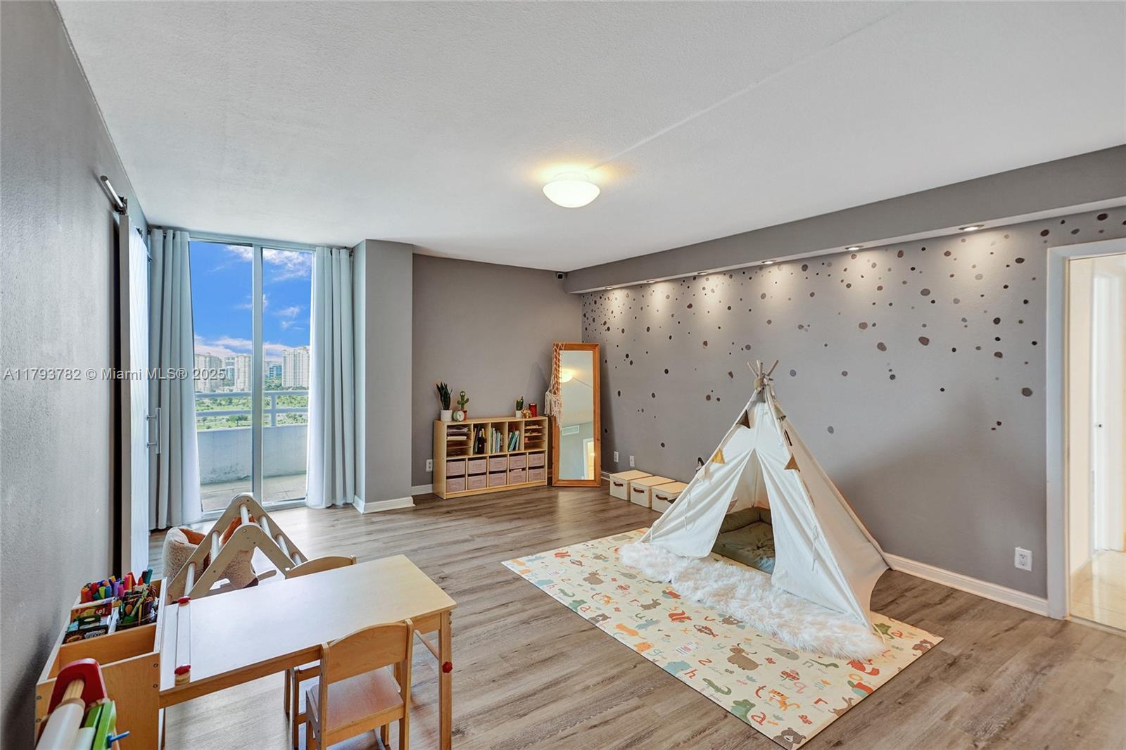 DELVISTA TOWERS CONDO - Residential