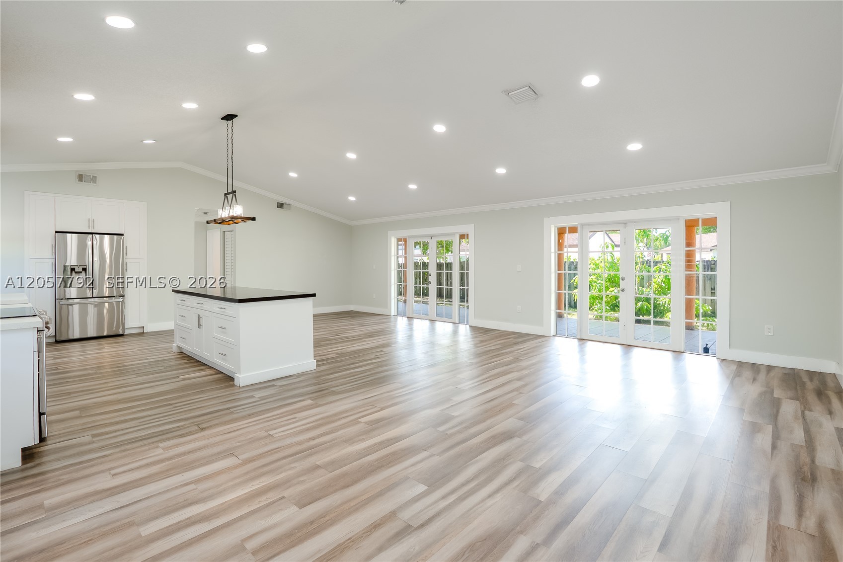 COUNTRY LAKE MANORS - Residential
