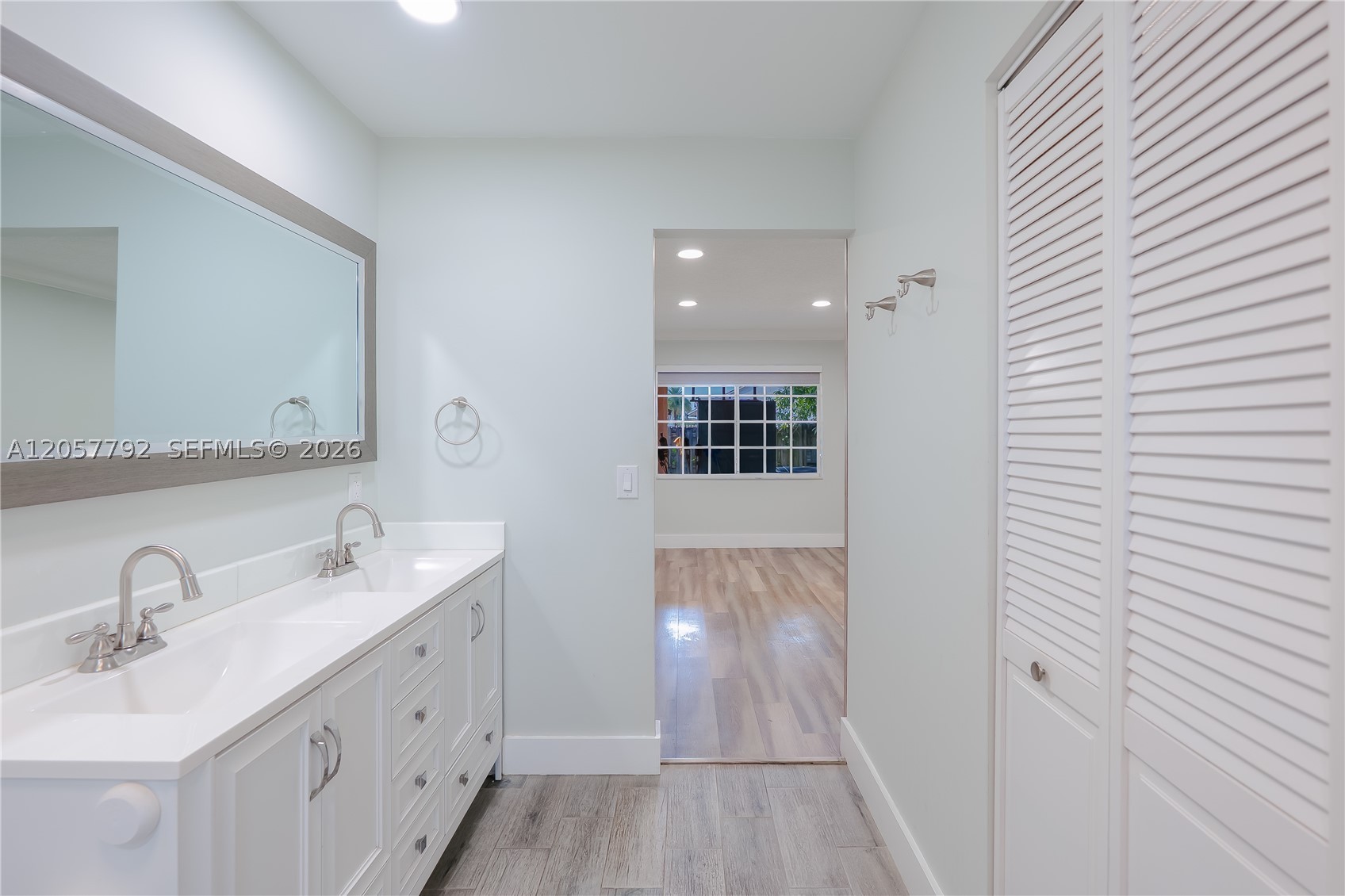 COUNTRY LAKE MANORS - Residential