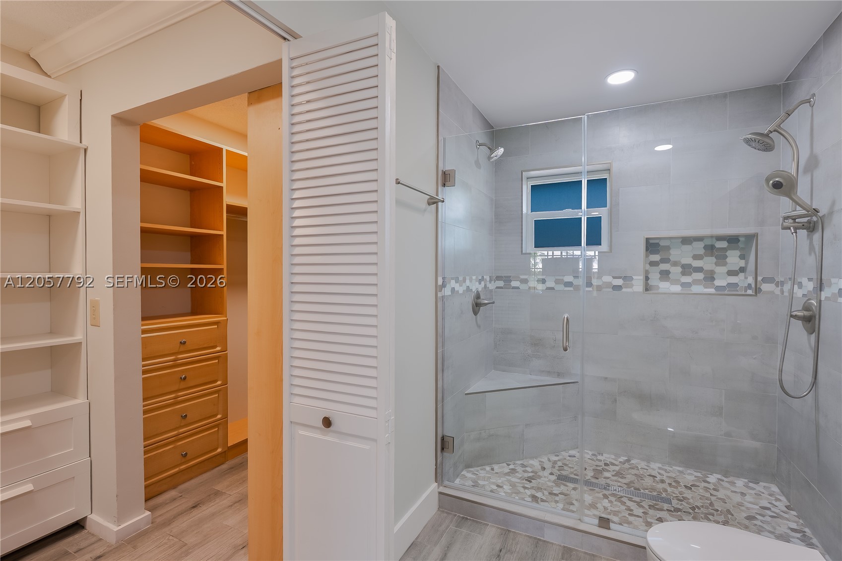 COUNTRY LAKE MANORS - Residential