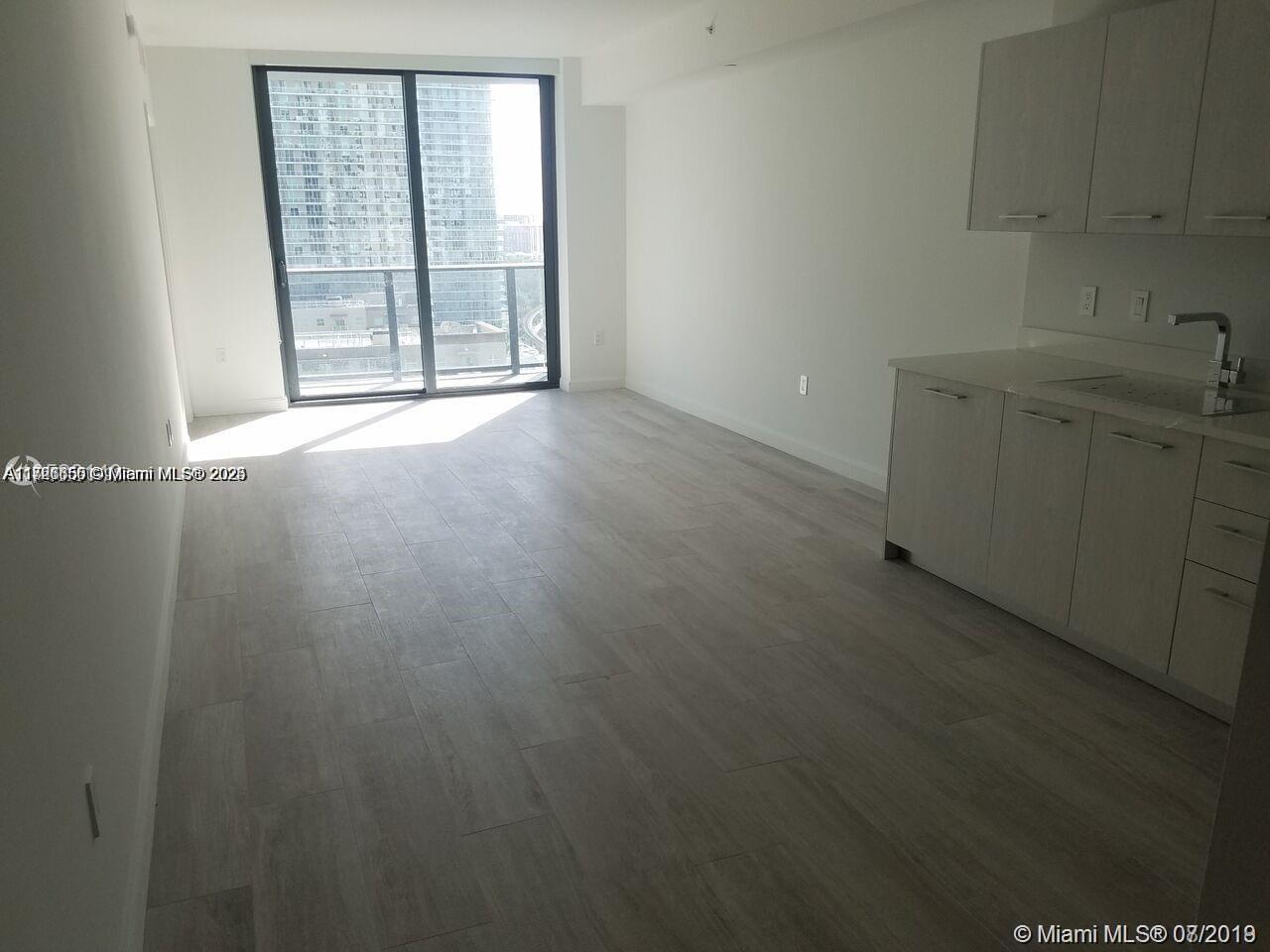 Beautiful 1 bed 2 bath plus den, great city views over Mary Brickell Village!! 5 stars amenities include, equinox, spa, rooftop pool, party room, green room, kids room, concierge, and much more, excellent location just steps from Brickell city center!! Seller motivated!!