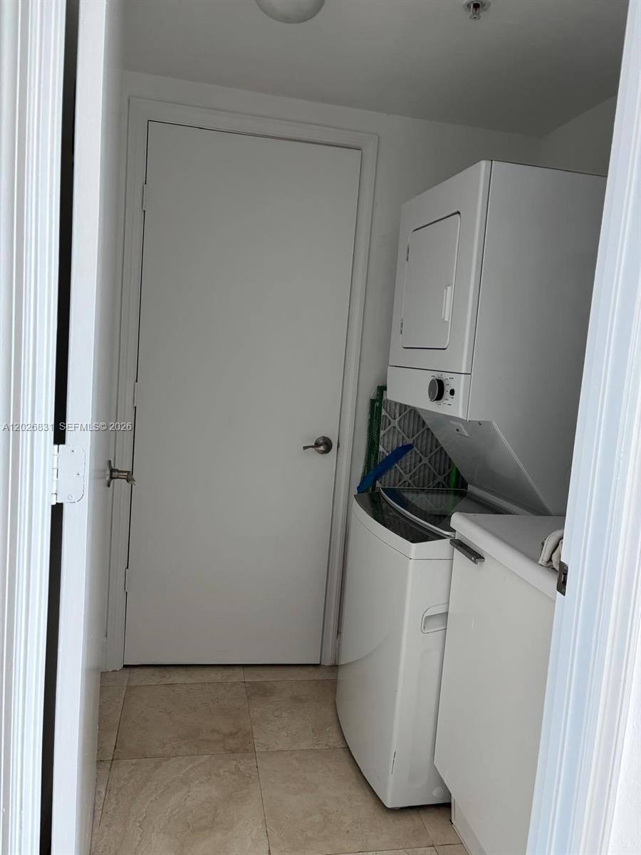 THE OAKS I CONDO - Residential Lease