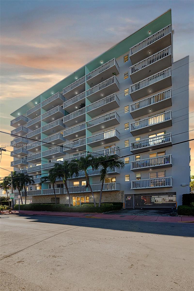 CARLYLE PLAZA CONDO - Residential