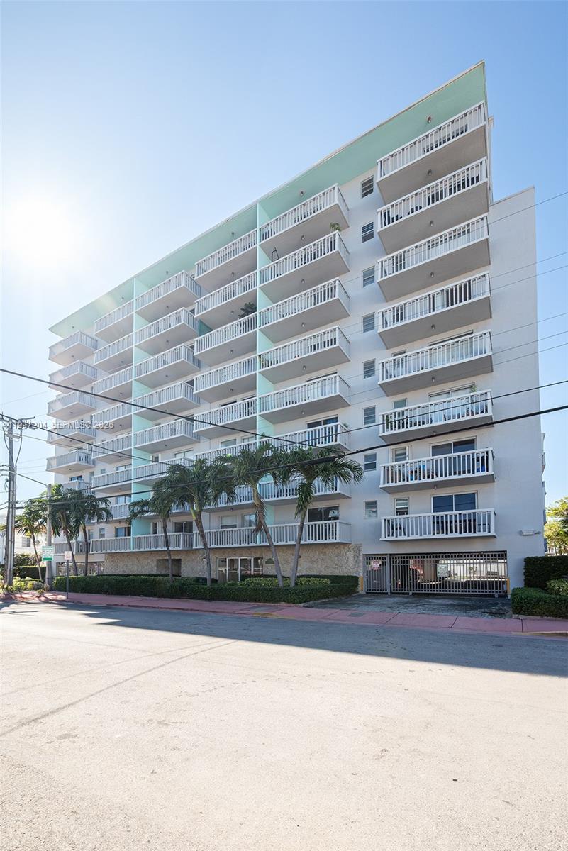 CARLYLE PLAZA CONDO - Residential