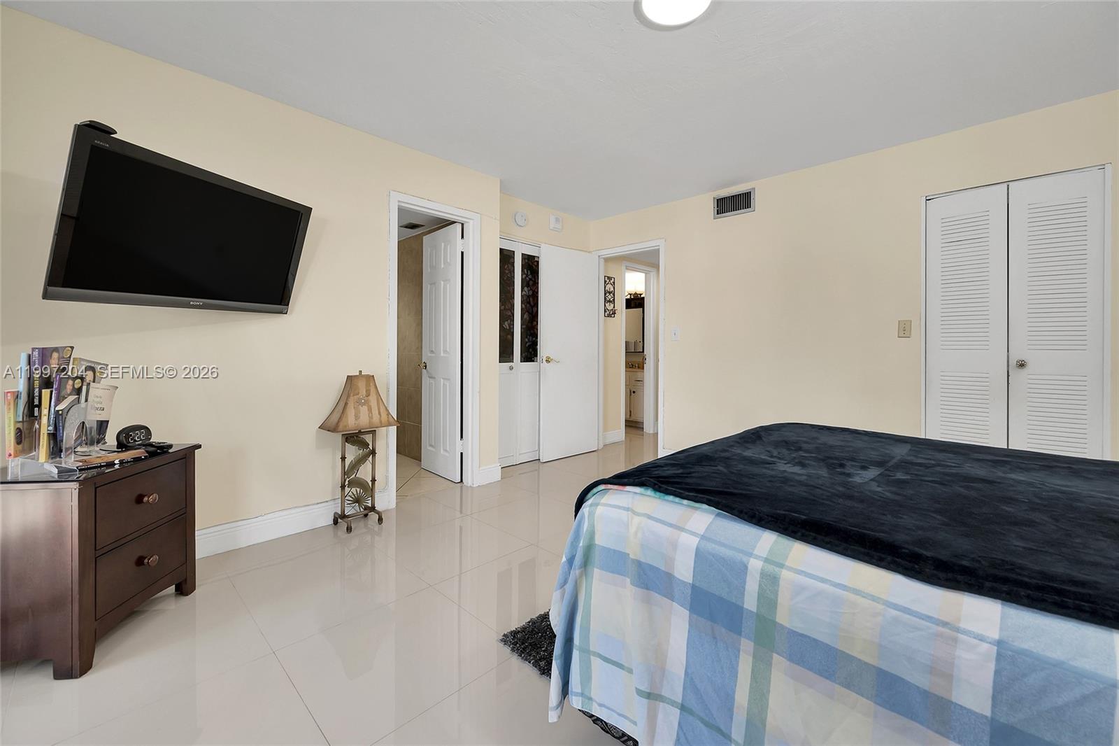 CARLYLE PLAZA CONDO - Residential