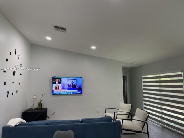 ROYAL WOODS - Residential