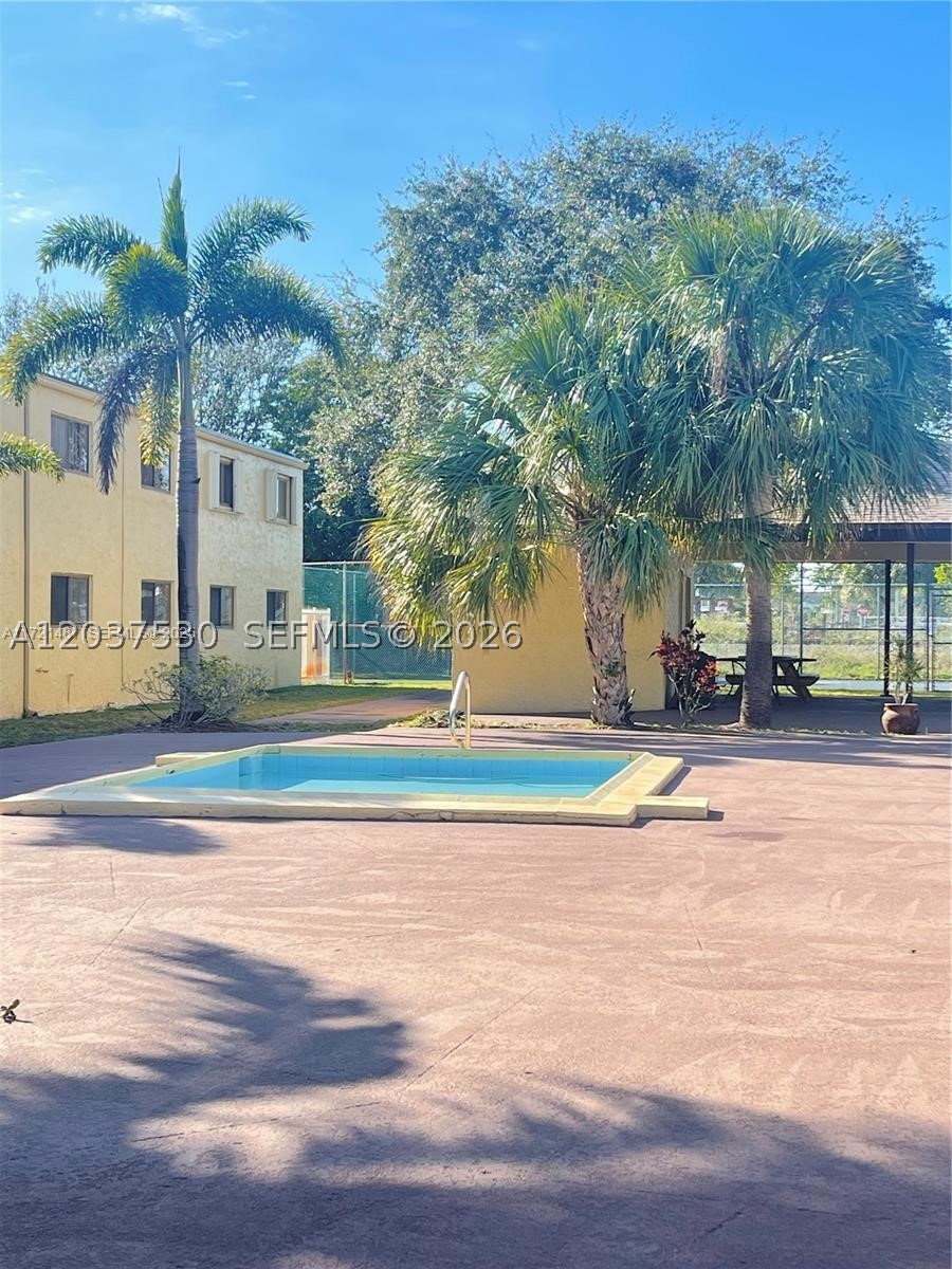 VILLAGE TOWNHOUSE POMPANO - Residential
