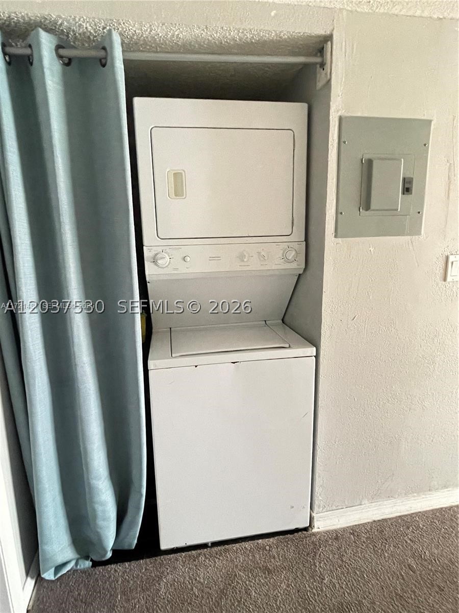 VILLAGE TOWNHOUSE POMPANO - Residential