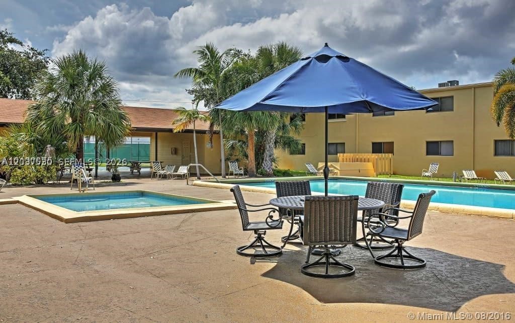 VILLAGE TOWNHOUSE POMPANO - Residential