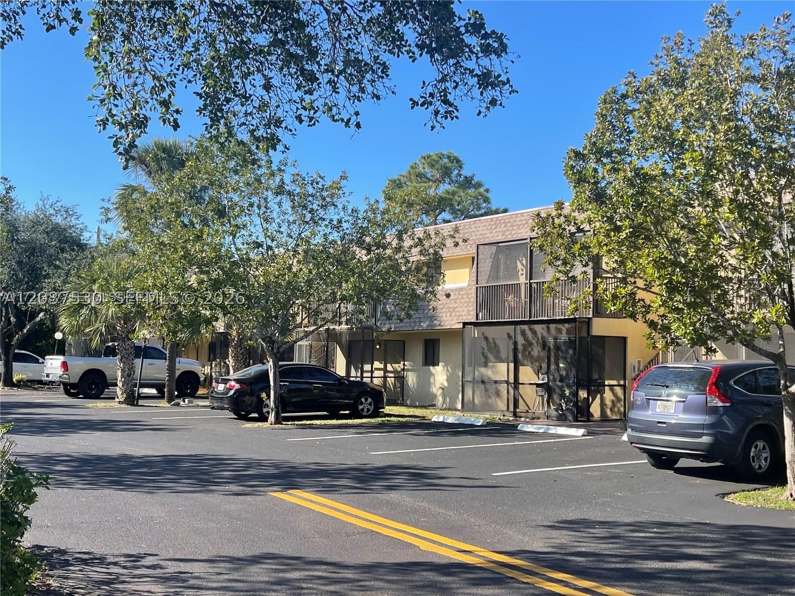 VILLAGE TOWNHOUSE POMPANO - Residential