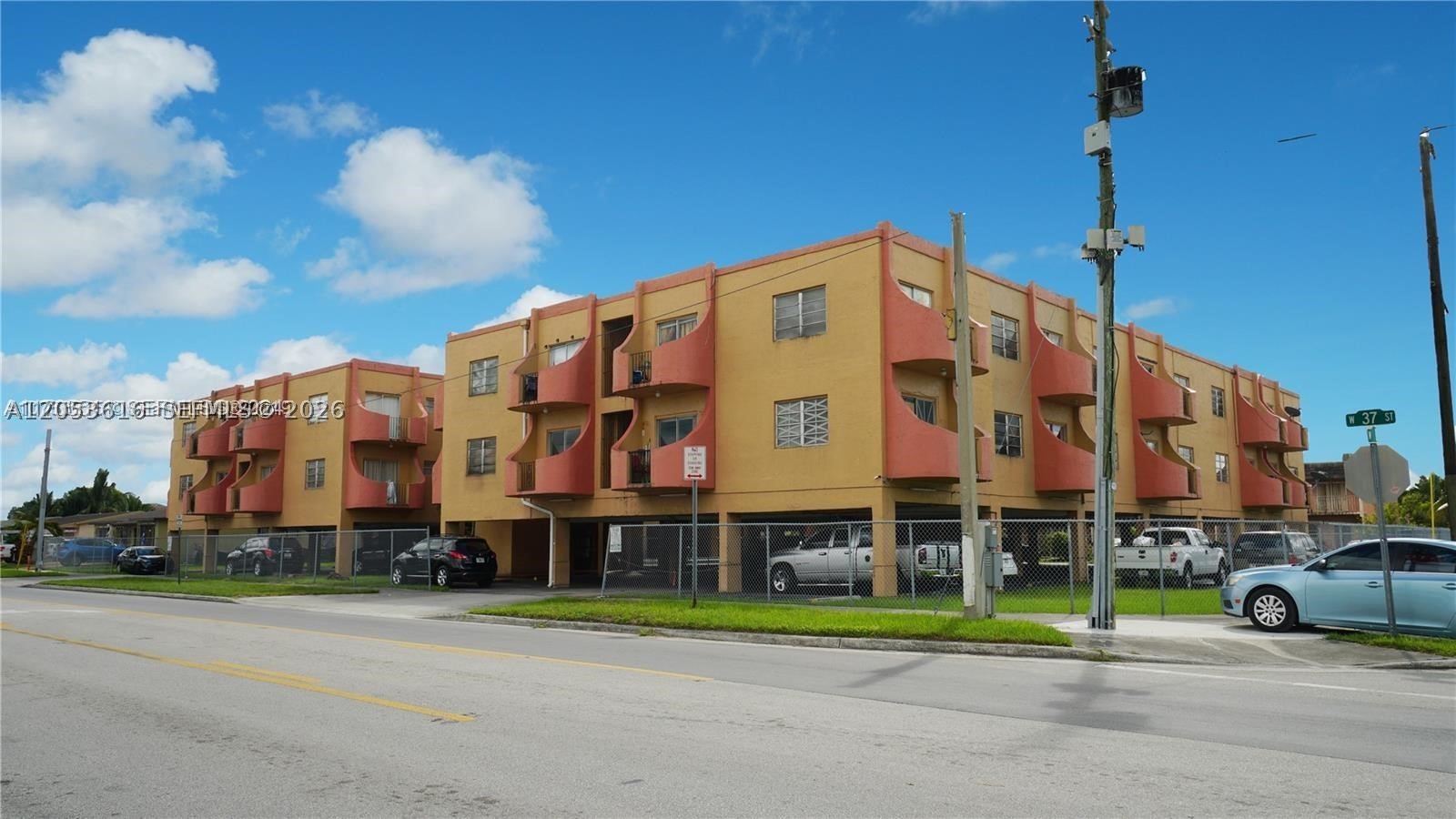 Great 2 bedrooms / 2 bathrooms with great layout. In excellent condition and location. Shared laundry room. Easy to show.