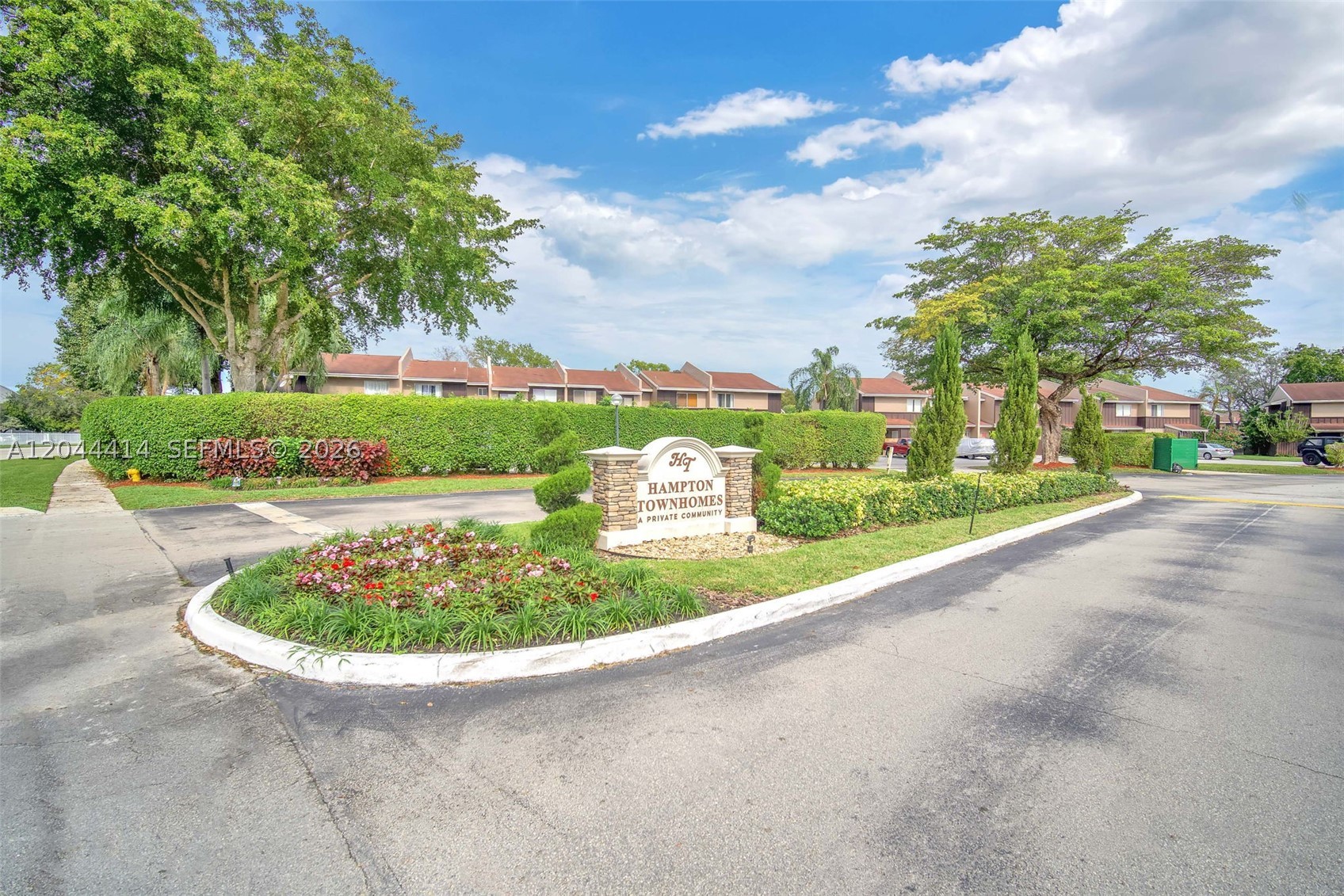 THE HAMPTONS - Residential