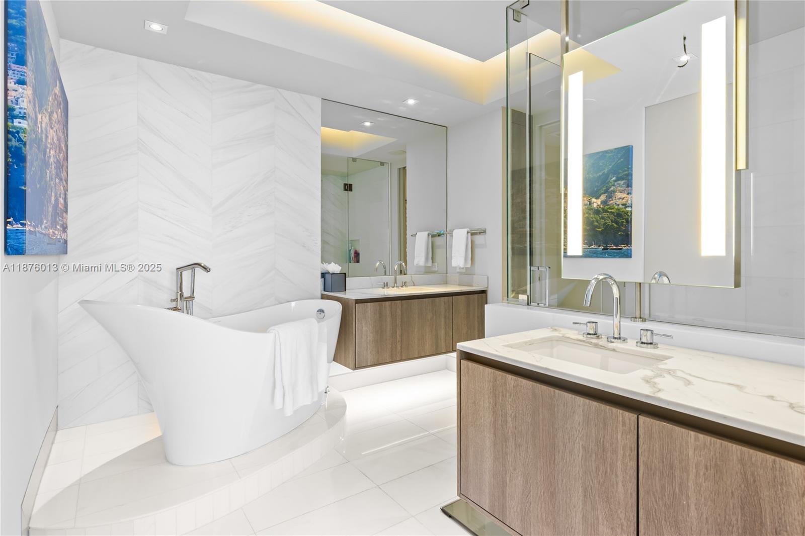 CONTINUUM ON SOUTH BEACH - Residential