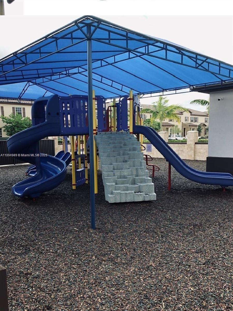 KENDALL COMMONS TOWNHOMES - Residential Lease