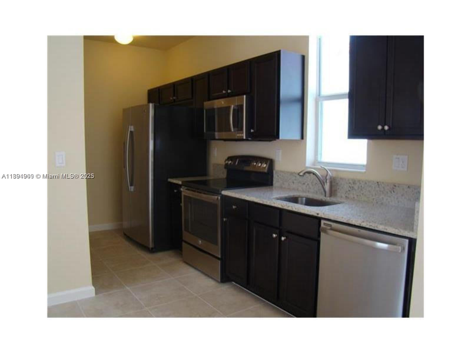 KENDALL COMMONS TOWNHOMES - Residential Lease