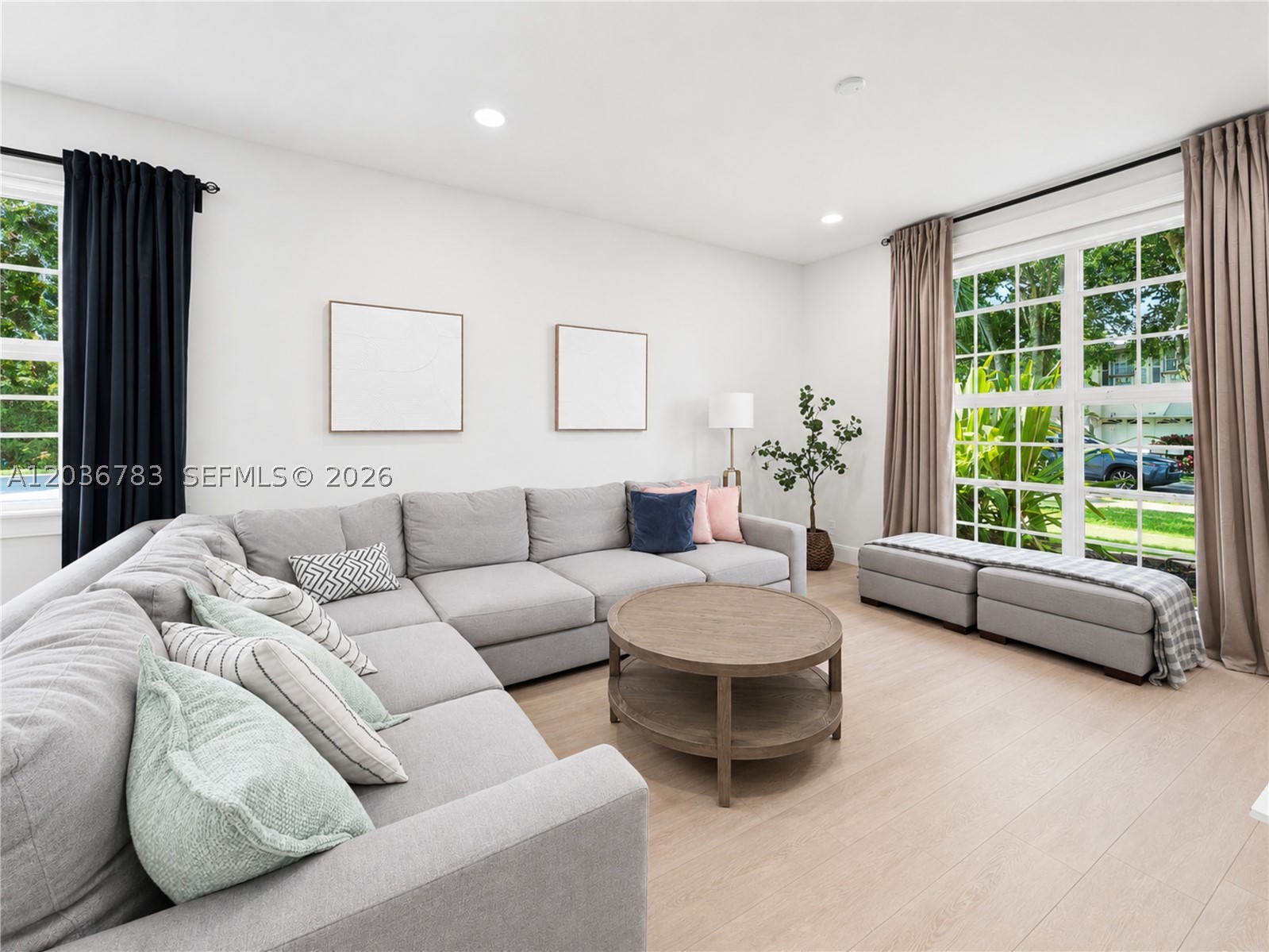EMBASSY LAKES - Residential
