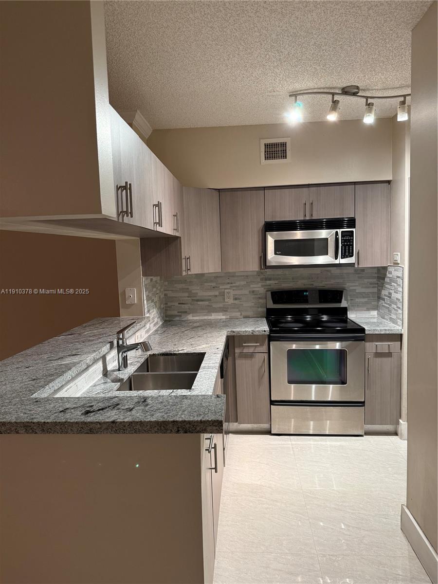 PORTO BELLAGIO CONDO - Residential