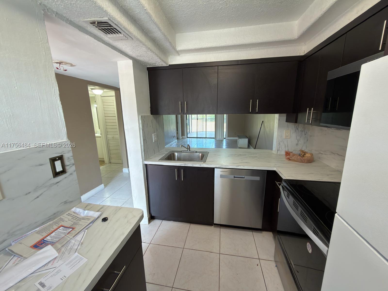 PRICE REDUCED TO SELL!!! NICE QUIET COMMUNITY IN HEART OF MIRAMAR , CLOSE TO SCHOLLS, MALL, HOSPITAL AND EASY ACCESS TO HIGHWAY AND TURNPIKE. READY TO MOVE IN.