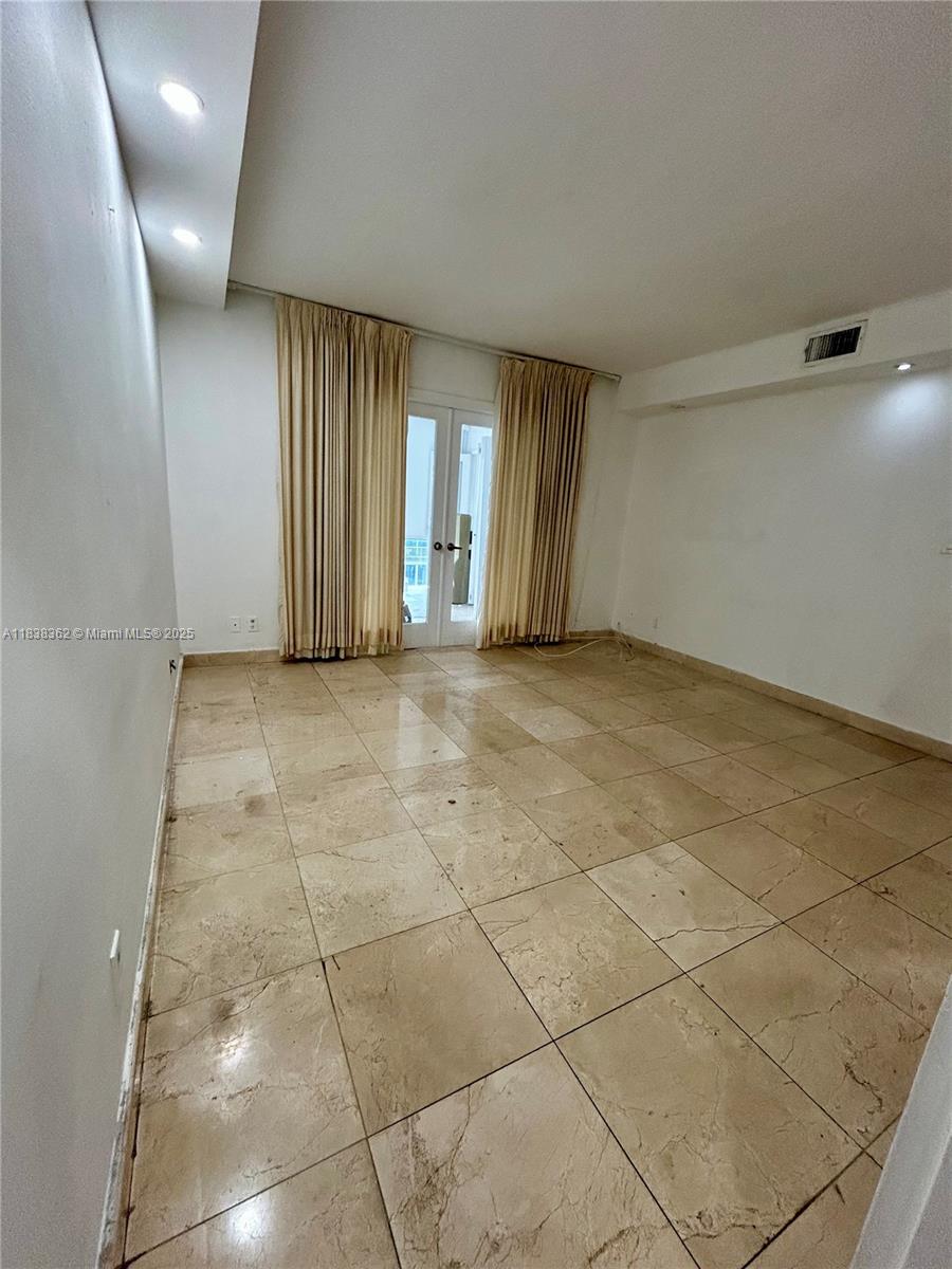 THE CARRIAGE HOUSE CONDO - Residential