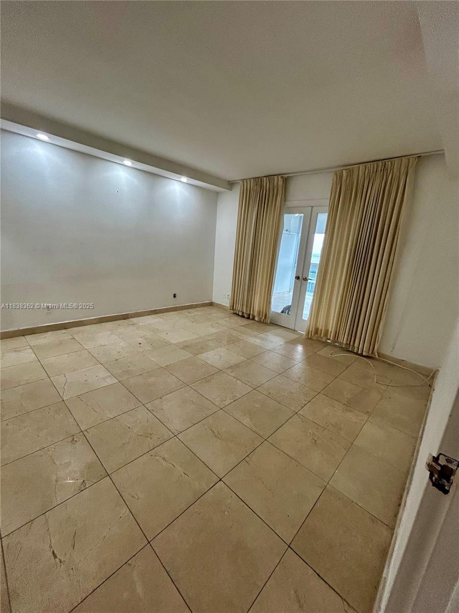 THE CARRIAGE HOUSE CONDO - Residential