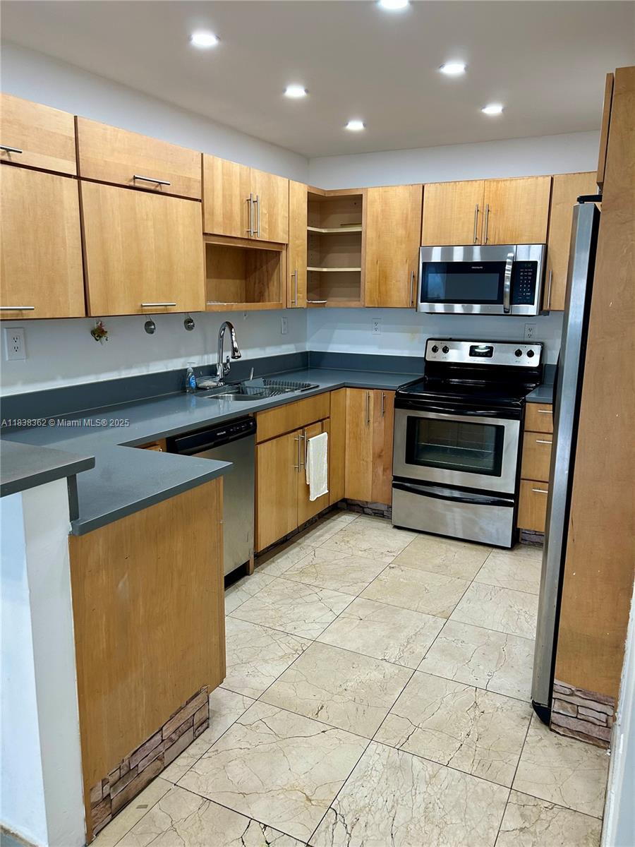 THE CARRIAGE HOUSE CONDO - Residential