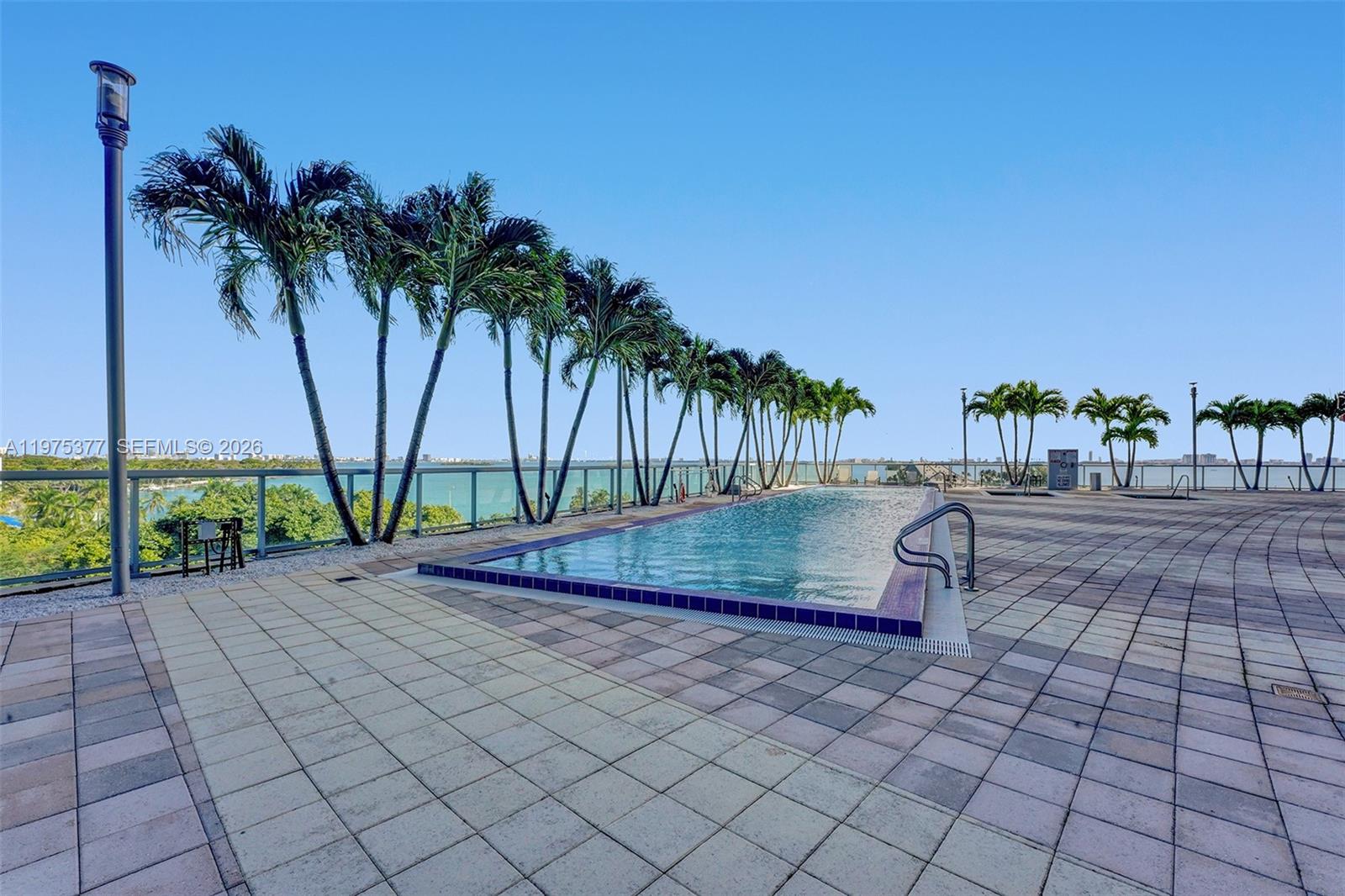 BLUE CONDO - Residential