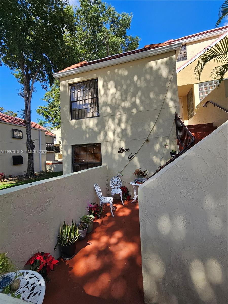 Great unit for sale in the Crossings!,,this one i super ample & bright, remodeled kitchen, nice flooring, plus a huge den, could be use a 3rd bedroom! BIG balcony with full size wahser and drier, This one has a private entrance and small gated patio in front! will not last, seller willing to cover the assesment with full price.
send all you qualified buyers!