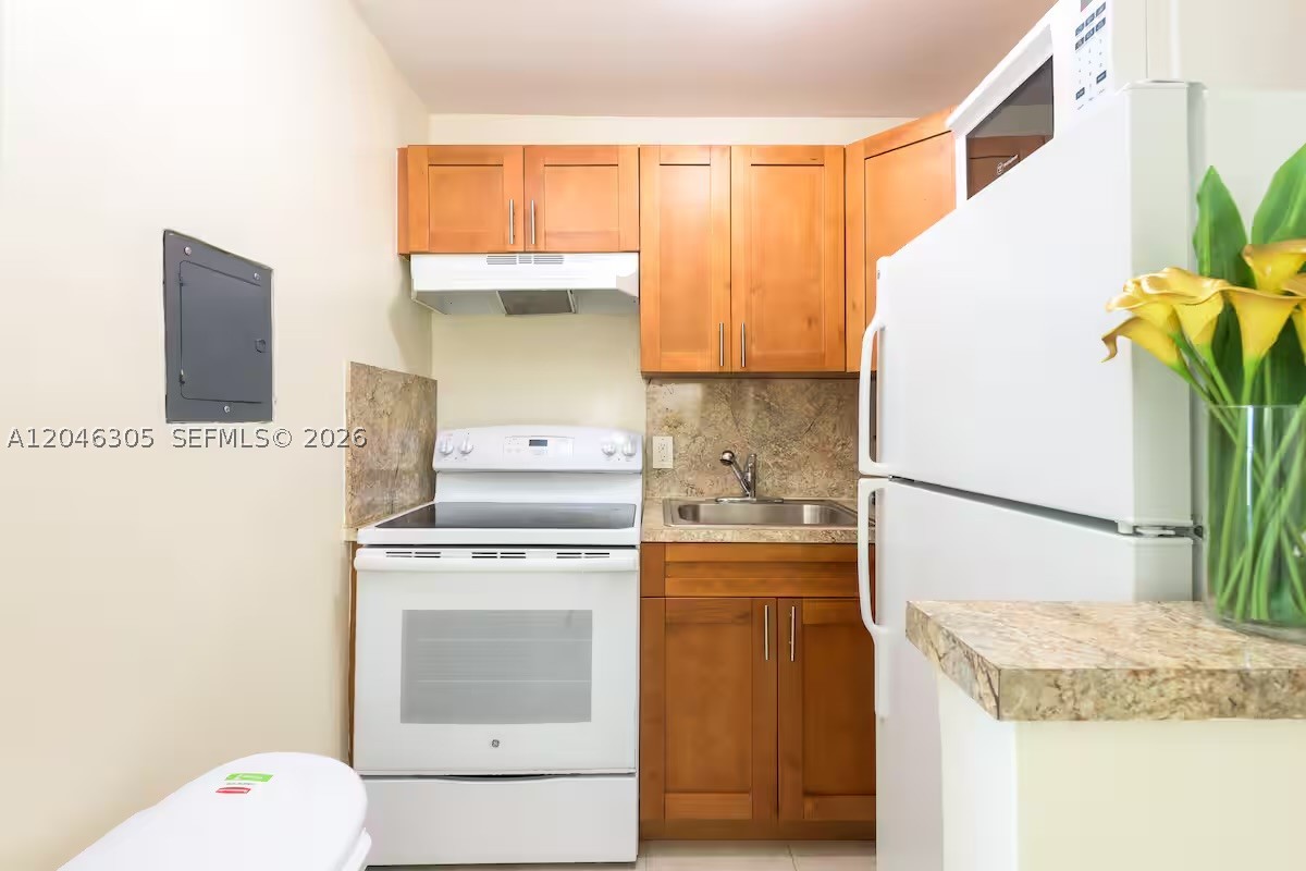 BAYSHORE YACHT & TENNIS C - Residential
