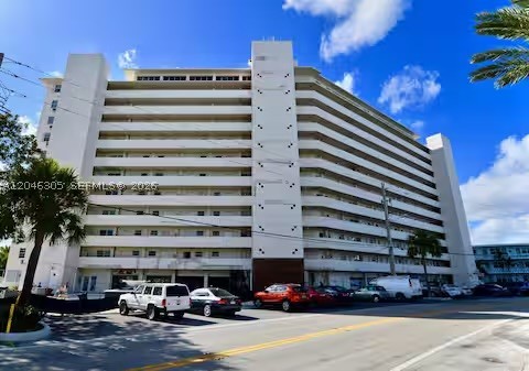 BAYSHORE YACHT & TENNIS C - Residential