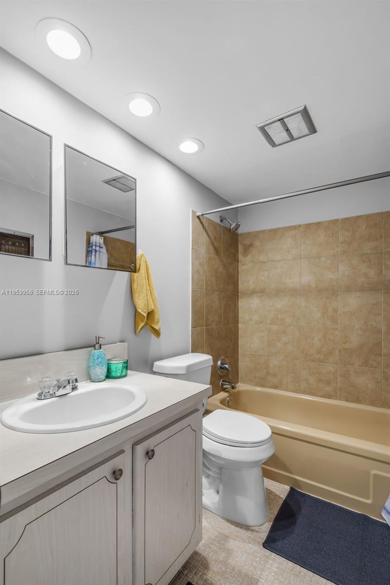 PARADISE BY THE SEA CONDO - Residential Lease