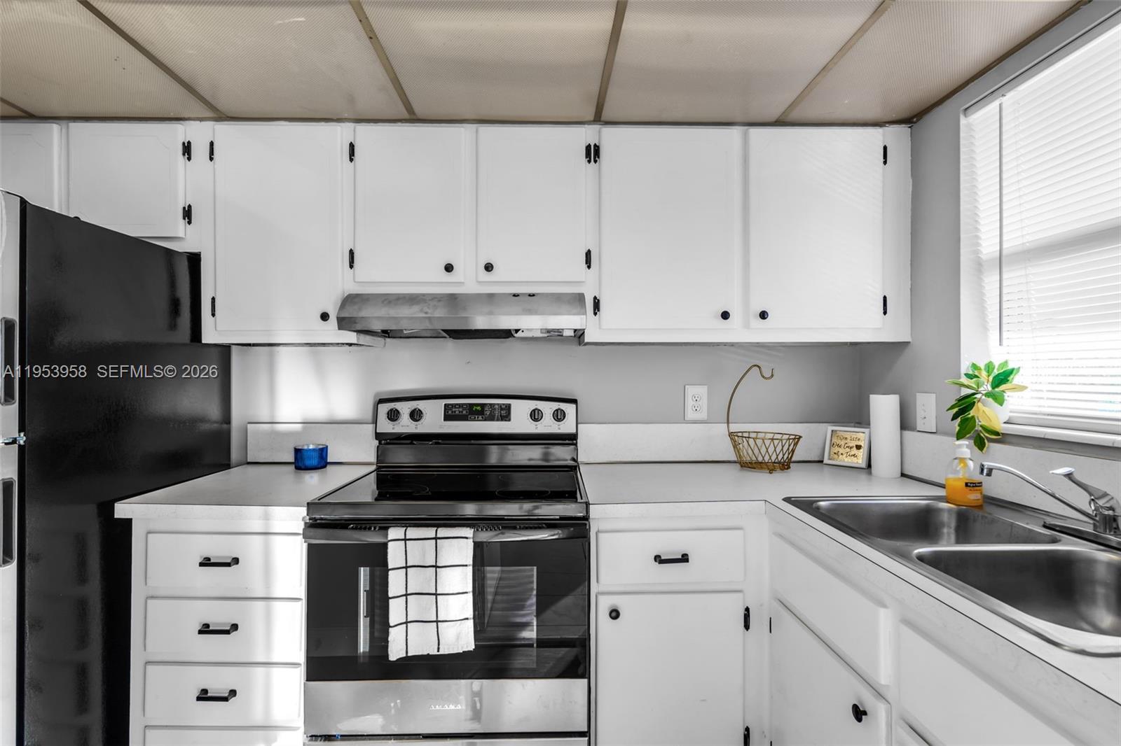 PARADISE BY THE SEA CONDO - Residential Lease