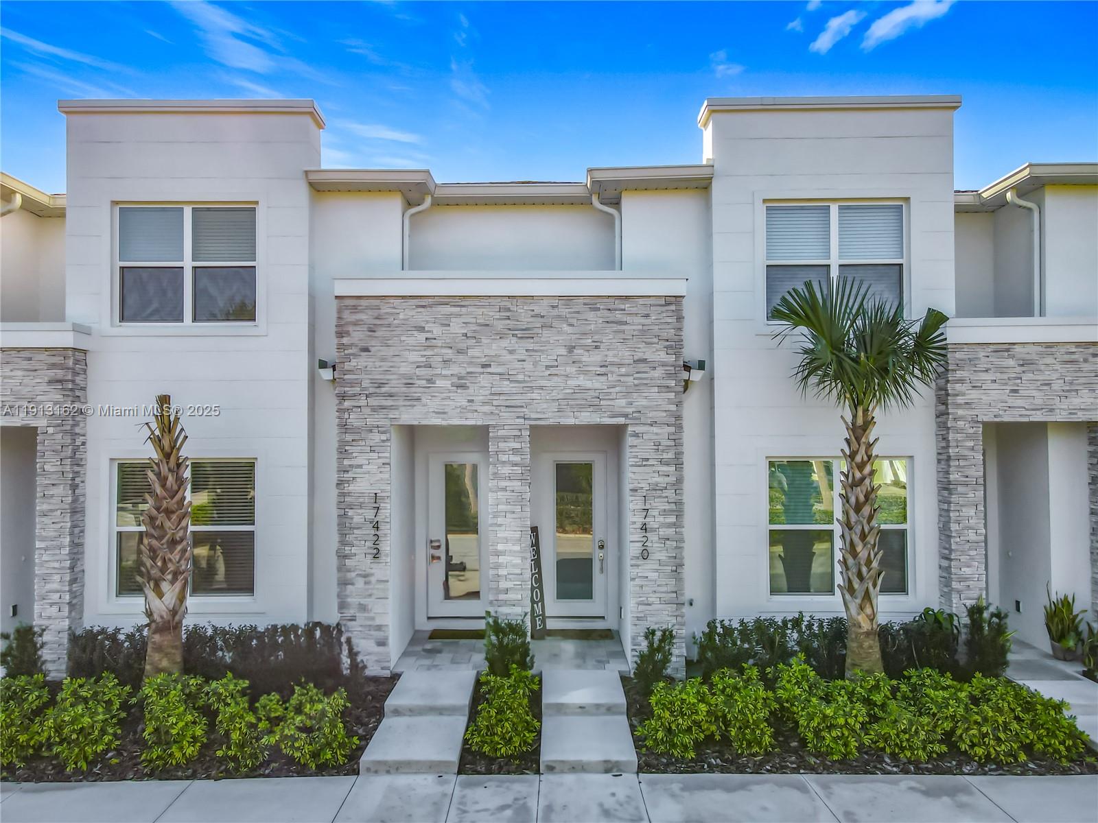 A 2025 modern, fully furnished, turnkey 3/3 + Loft townhome near Orlando's  theme parks. Perfect for a primary residence or a lucrative short-term rental investment.
Features include a private heated pool in a screened backyard, open-concept layouts, porcelain tile, modern cabinetry, and quartz countertops.
Affordable HOA fees & coming soon, a resort-style clubhouse (pool, fitness center), and crucial, NO RENTAL RESTRICTIONS!  Immediate income potential from Day 1!