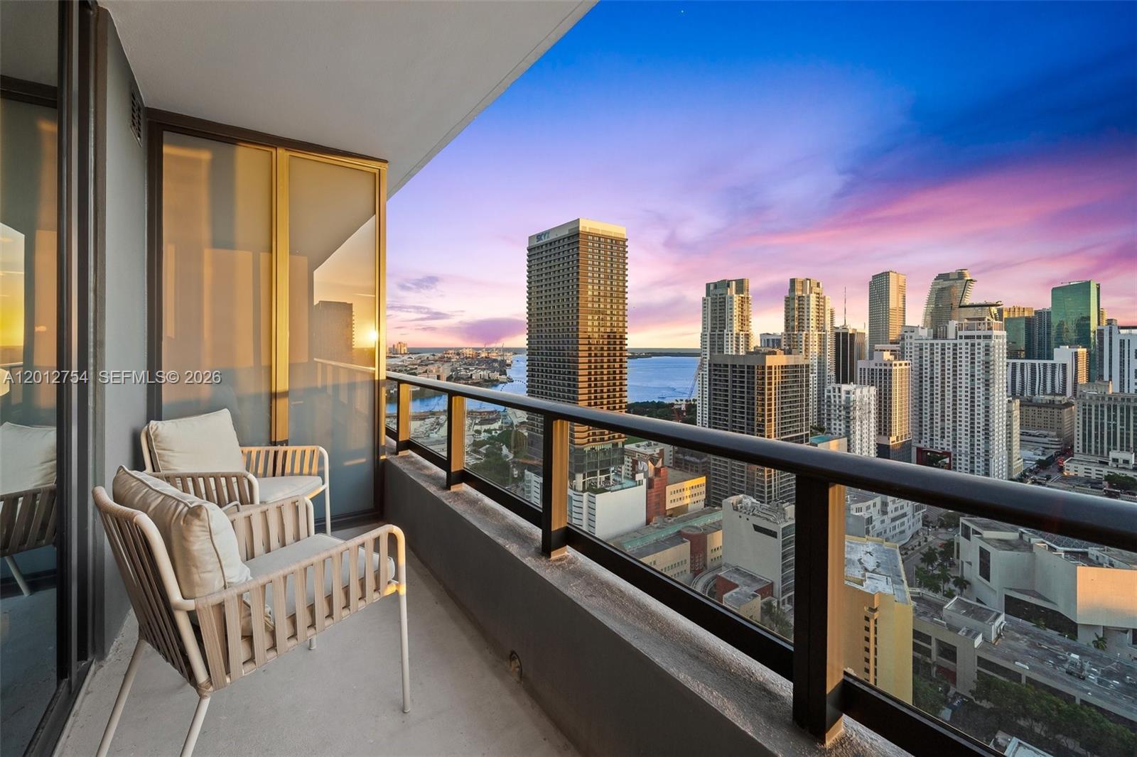 TENANT Occupied paying $2,400/month Till DEC 2026. Modern, fully furnished studio/1-bath condo-hotel in the heart of Downtown Miami—an income-producing, short-term-rental-friendly retreat. Sleek finishes, spa-style bath, and a private balcony with sweeping skyline views. Turnkey with high-end décor so you can start earning right away. Resort-level amenities: on-site Italian market, signature restaurant, private Peloton studio, full gym, co-working lounge, rooftop pool, and rejuvenating spa. Prime location minutes to Brickell, Bayside, Kaseya Center, arts, dining, and nightlife. Flexible daily rentals. 24/7 concierge, valet, and security, plus optional on-site management/housekeeping for hands-off hosting. Steps to Metromover, PortMiami, and Wynwood. Ideal pied-à-terre + cash-flow asset.