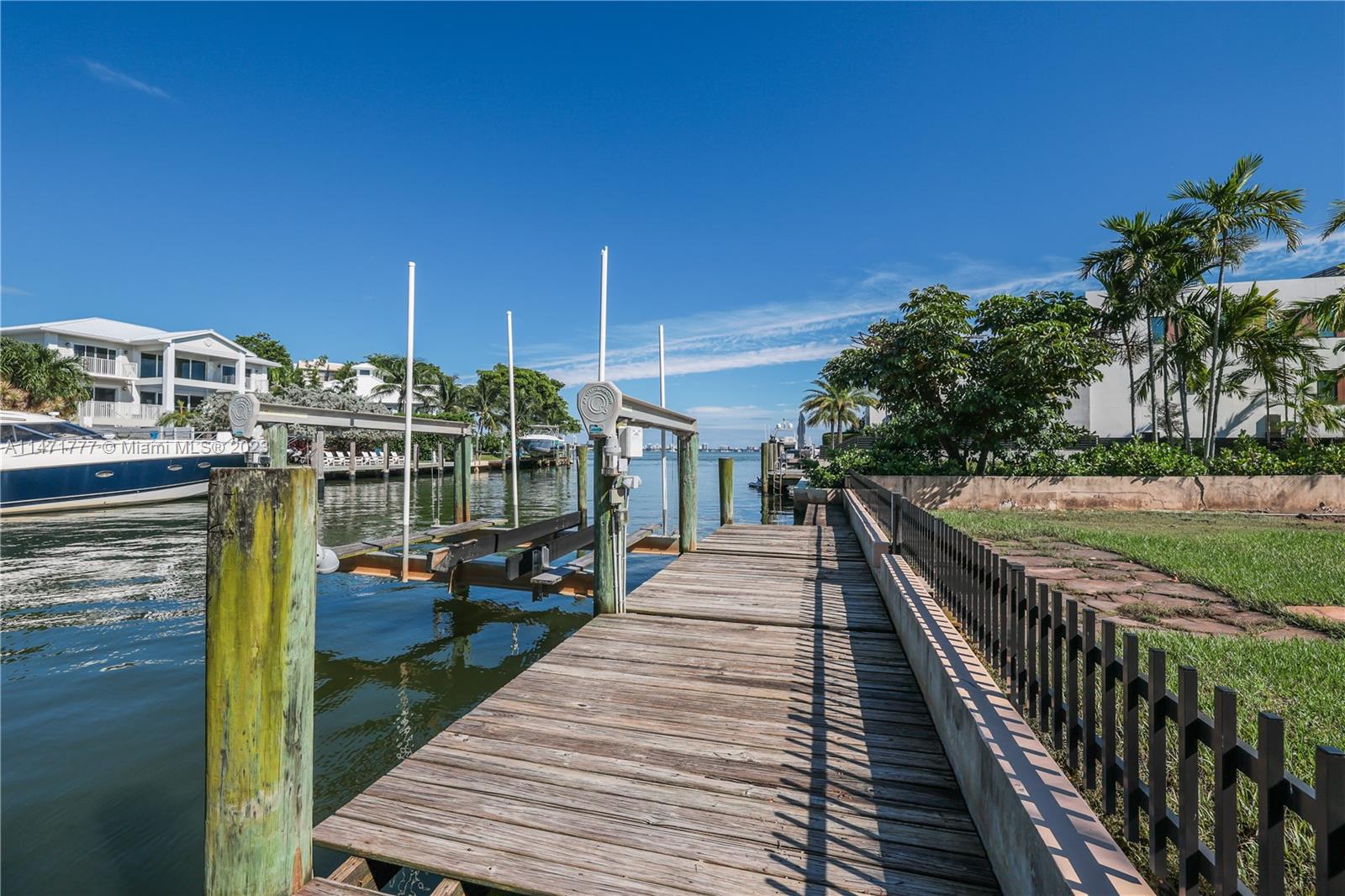 BELLE MEADE ISLAND - Residential