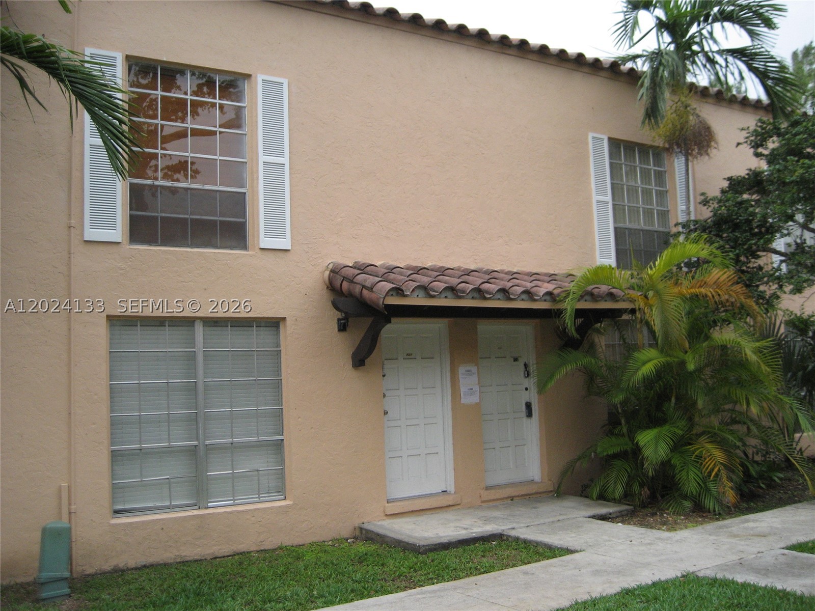 FULLY REMODELED, FANTASTIC COMMUNITY! HUGE TOWNHOUSE 2 BEDROOMS 1.5 BATHS, 2 STORY, COMMUNITY WITH POOL, CLUBHOUSE, EXERCISE ROOM, TENNIS, SECURITY GATES & GUARDS, ACROSS THE STREET FROM PUBLIX, CVS AND BUS LINES, SMALL FENCE PATIO, LARGE 2 BEDROOMS ON THE SECOND FLOOR. APPROVED FOR FHA OR VA, COMMUNITY HAS RESERVES;  ALSO FOR RENT $2,400.00
COMMUNITY HGAS 6 BRAND NEW LAUNDRY FACILITIES, OWNER IS NOT ALLOW TO HAVE WASHER/DRYERS, LOTS OF PARKING SPACES, PETS TO OWNERS ONLY.