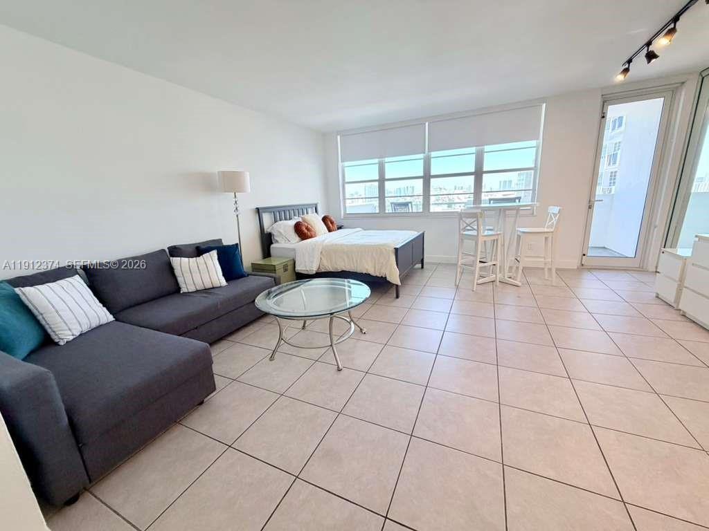 NICE STUDIO WITH BALCONY AT THE FAMOUS DECOPLAGE BUILDING WITHIN WALKING DISTANCE OF THE BEACH AND THE MOST TRENDY RESTAURANTS AND PLACES IN SOUTH BEACH. WHERE LINCOLN RD MEETS THE OCEAN, ACROSS FROM THE RITZ CARLTON AND NEXT TO THE LOWES HOTEL. BUILDING AMENITIES INCLUDE POOL,GYM,RECREATION ROOM,LAUNDRY ROOM ON EACH FLOOR. 30 DAYS MINIMUM RENTAL. 12 TIMES A YEAR