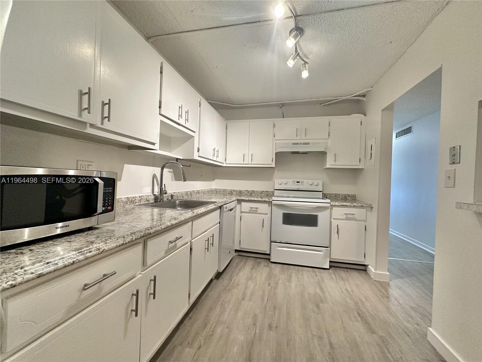 THREE HORIZONS NORTH COND - Residential