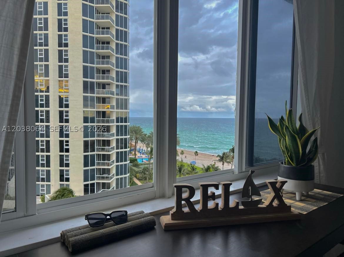 Furnished renovated large studio apartment. Seasonal lease. Everything you need to live on the beach. Enjoy the beautiful relaxing view of the Ocean and the amenities of a hotel: fitness room, spa, sauna, pool, beach access and much more. What's included: Wi-Fi, electricity, water, hot water, cable. What's not Included: Parking. Please note: For Leases less than 6 months, additional 13% tax applies !!!