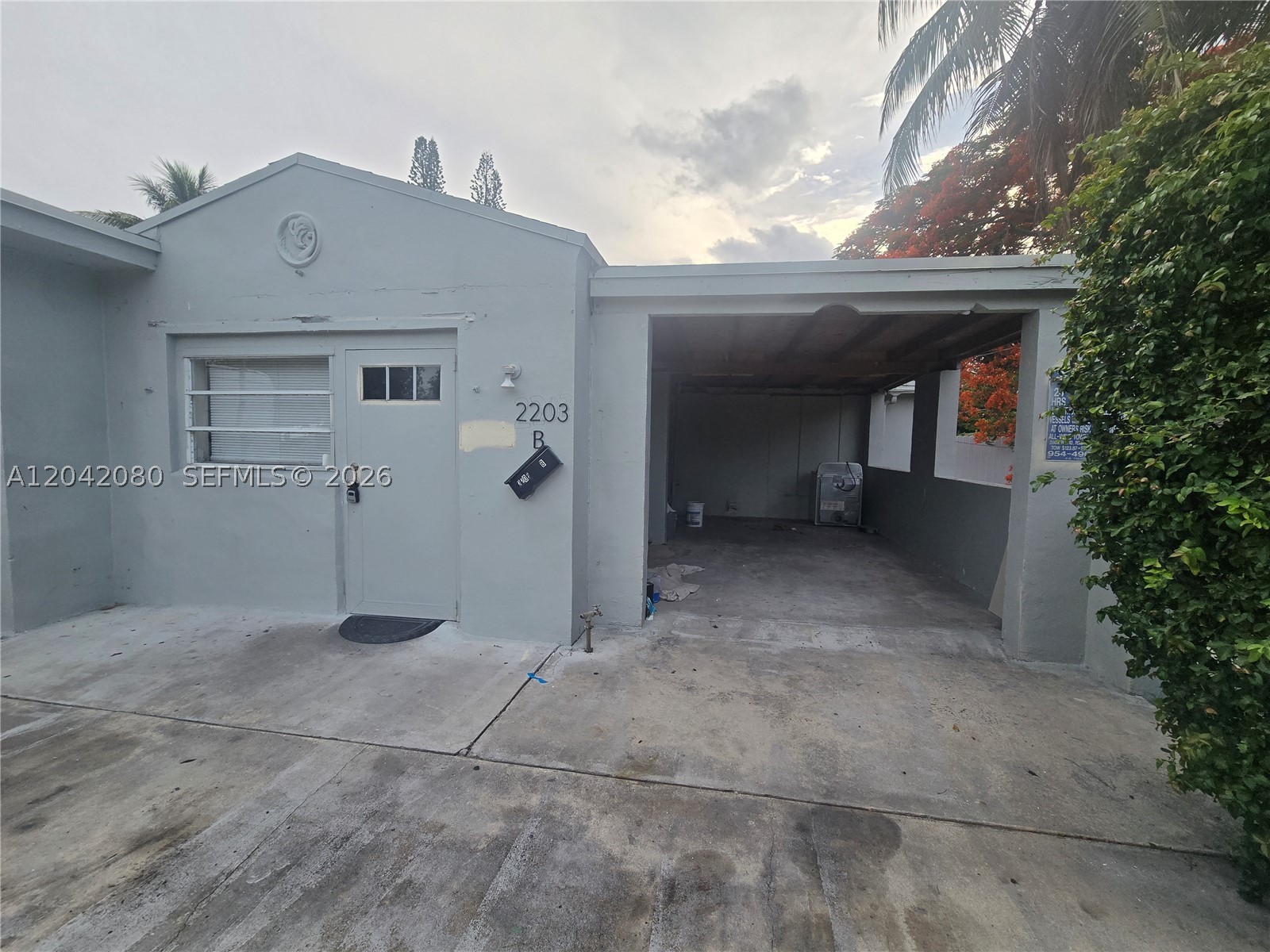 Totally upgraded 2 bed 1 bath duplex unit, stainless steel appliances, AC unit, tile floors throughout, washer & dryer, cover parking (carport). unit has a nice garden/ patio area. The owner required first, 2 SECURITY DEPOSIT, (2ND SECURITY MAY BE SPLIT IN 4 PAYMENTS) owner will run background, no credit score minimum. SMALL pets are allowed. READY TO SHOW. TENANT PAY UTILITIES THROUGH LANDLORD. NO ASSOCIATION NO WAITING. Tenant PAYS 50% water bill and 50% electricity bill. EASY TO SHOW.