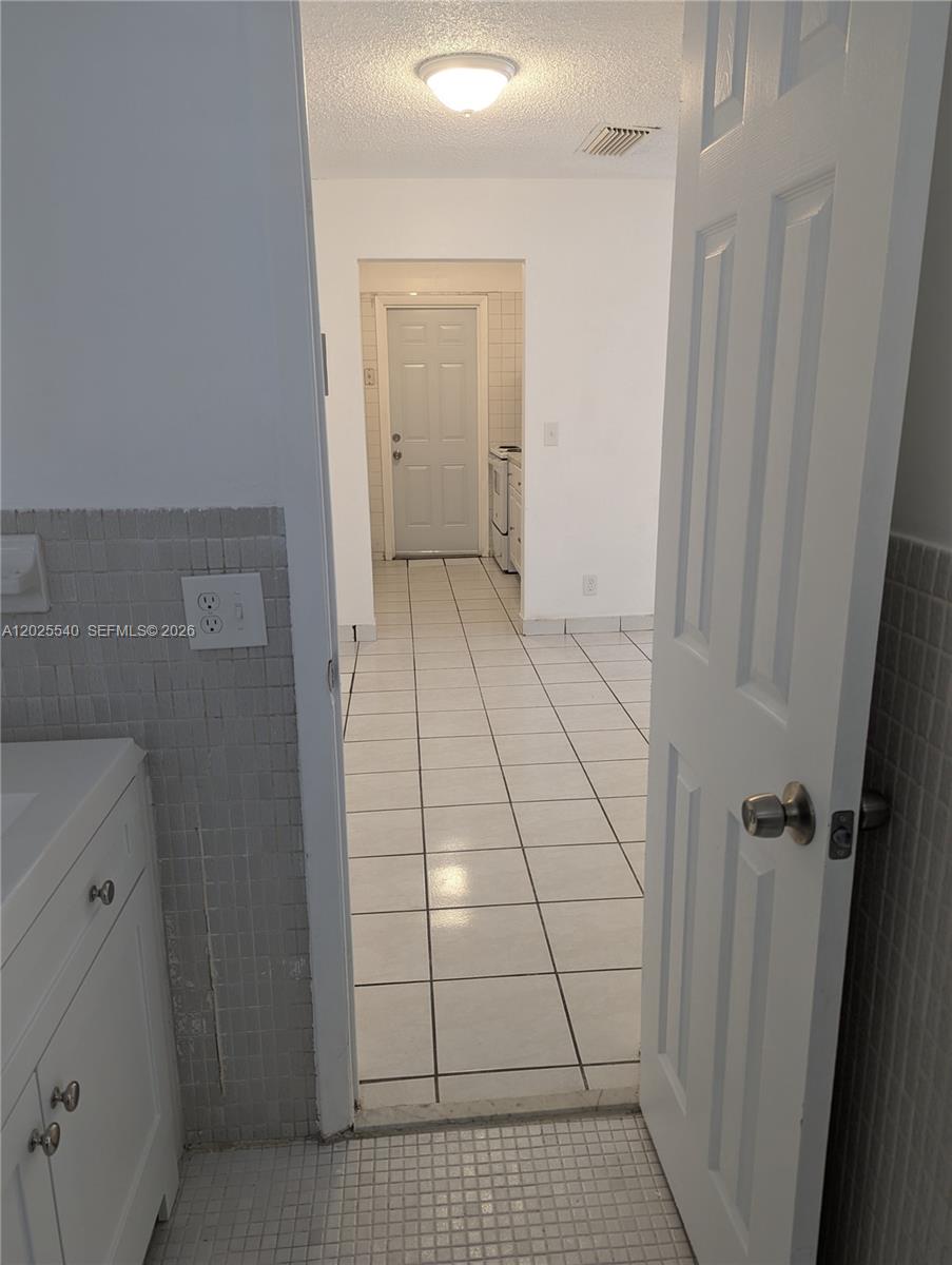 NORTH HOLLYWOOD - Residential Lease