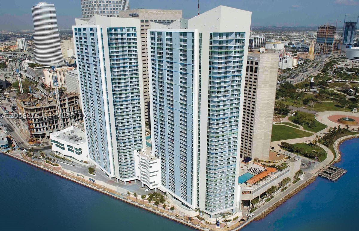 ONE MIAMI - PRICED TO SELL - 2 BEDROOMS,  2 BATHROOMS & AMAZING VIEWS. Direct waterfront with unobstructed views of the bay. Building is full of amenities, 24h valet parking, pool, gym, spa, party room, and convenience store at the lobby. PRIME LOCATION - Downtown walking distance from Brickell, stores, restaurants. Dogs is allowed up to 50 pounds.
