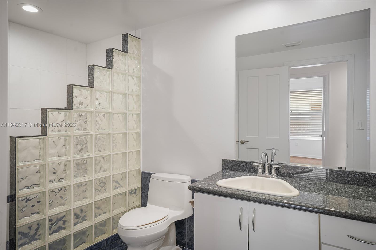 THE LINCOLN CONDO - Residential