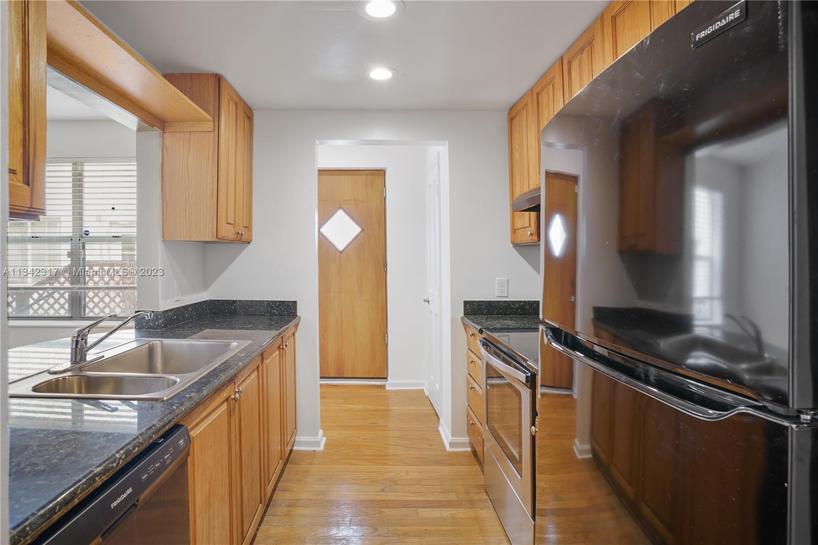 THE LINCOLN CONDO - Residential