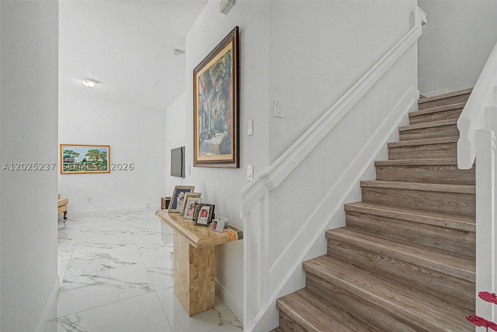 SANTA MONICA ESTATES - Residential
