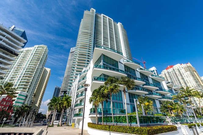 Spectacular 2 Bedroom / 2 Full baths, floor to ceiling windows with amazing bay views at the prestigious Jade Brickell Residences, Unit features Crema Marfil marble floors (24x24) throughout (including balcony), oversized bath room with shower & jacuzzi, Italian kitchen cabinets, granite countertops, subzero appliances, wine cooler, built-in coffee maker. 2 parkings (1 assigned + 1 valet) Amenities: Full service concierge, fitness center, spa, rooftop party room, infinite pool, jacuzzi, racquetball courts, business center, kids room, 24hr valet, upscale dining at lobby level, steps to shops, businesses, cafes and Brickell city centre mall. UNFURNISHED - SECOND BEDROOM DOES NOT HAVE A WINDOW. 2 Parkings (1 Assign / 1 Valet) + Storage unit.